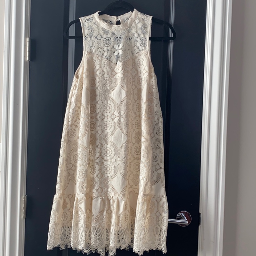 Sleeveless lace cream dress